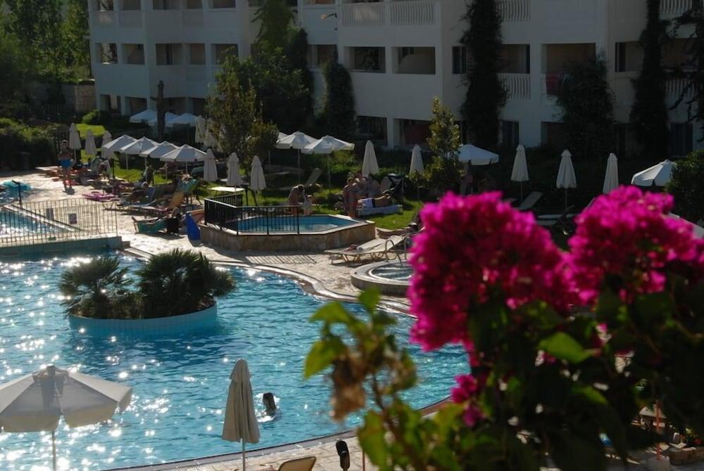 Bitzaro Grande Hotel & Suites Kalamaki  Ngoại thất bức ảnh